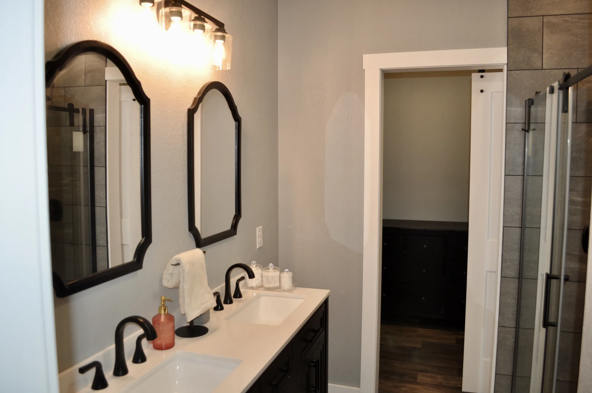 Ensuite bath with double vanity and dual mirrors